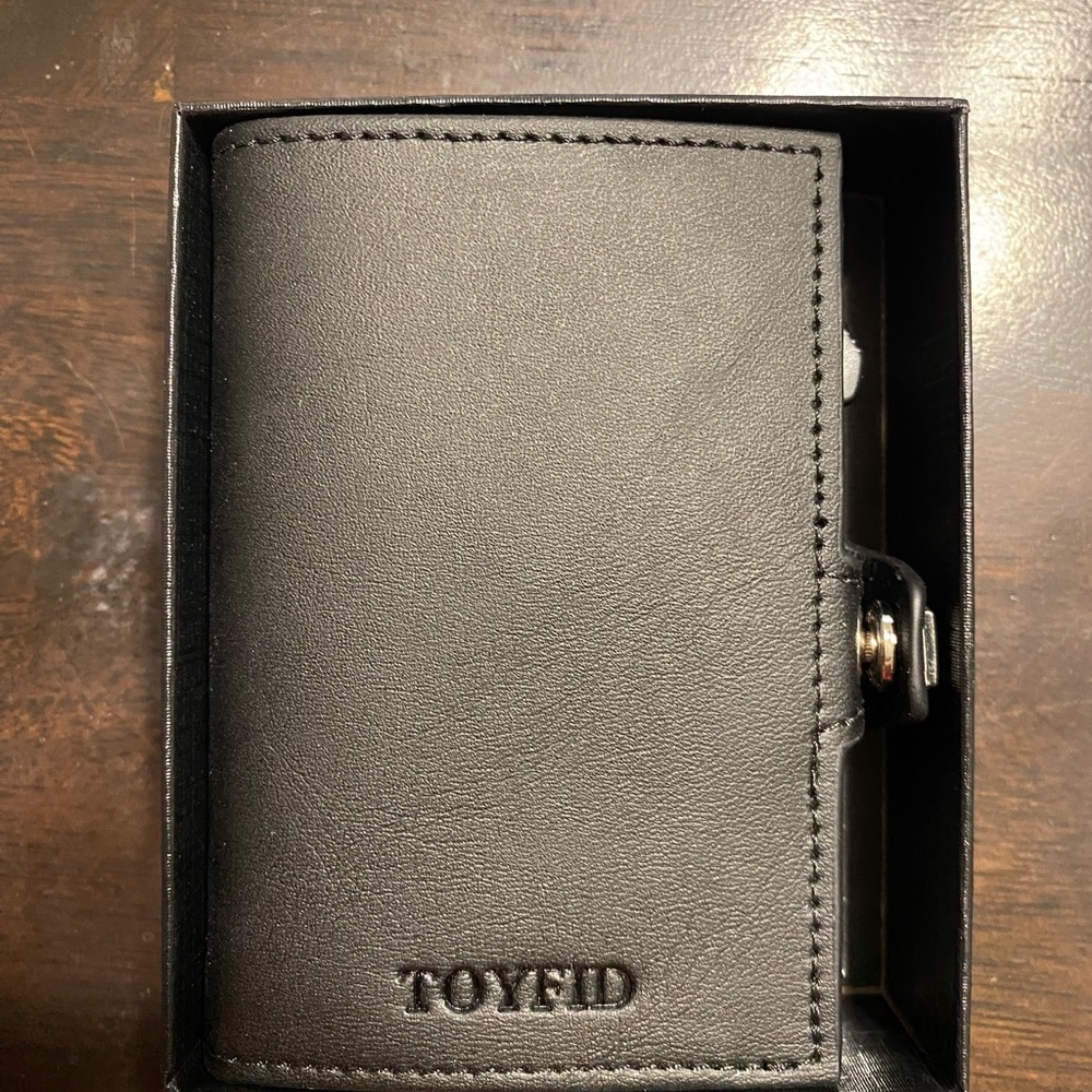 Black Leather Key & Card Holder with Sleek Design